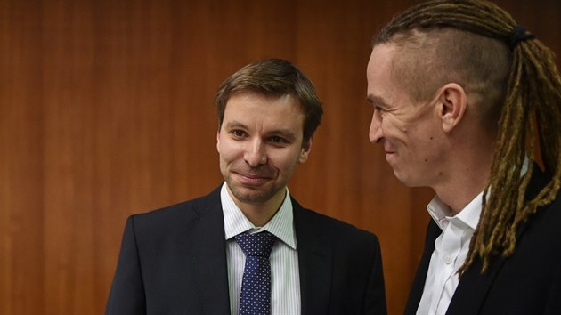 Pirty povede do voleb do Evropskho parlamentu softwarov specialista Marcel Kolaja, na snmku s pedsedou strany Ivanem Bartoem.