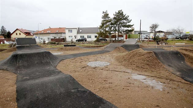 Skatepark za milion a tvrt korun v brnnskch Tuanech vyrostl v tsnm sousedstv rodinnch dom. Jejich obyvatel si stuj na hluk.