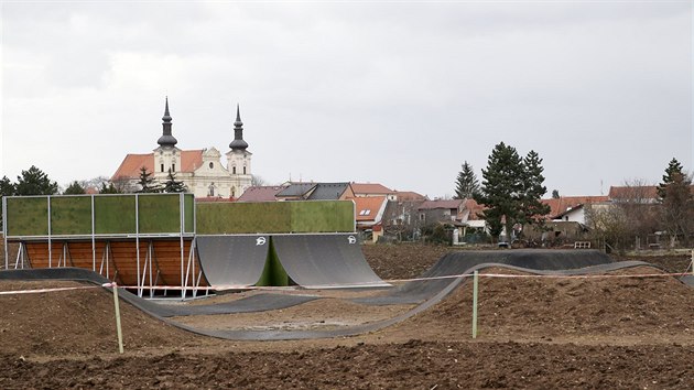 Skatepark za milion a čtvrt korun v brněnských Tuřanech vyrostl v těsném sousedství rodinných domů. Jejich obyvatelé si stěžují na hluk.