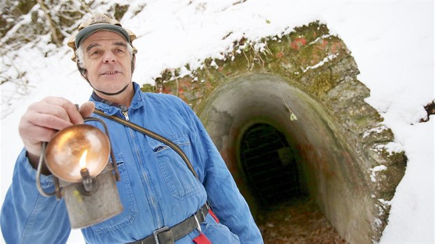 Bohuslav Koutecký sice stojí před novým vstupem z Pustého žlebu, ale oblečený je stejně jako před půl stoletím, kdy byla Amatérská jeskyně s bohatou krápníkovou výzdobou objevena – ve staré kombinéze i hornické přilbě askarbidovou lampou v ruce.