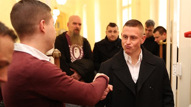 Policista Šimon Vaic, který je viněn z těžkého ublížení na zdraví z nedbalosti kvůli tomu zásahu proti ujíždějícímu motorkáři, přišel k pražskému městskému soudu. (15. ledna 2018)