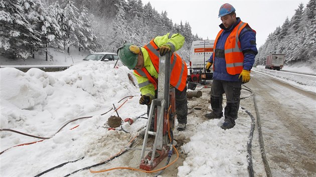 Dělníci začali s opravou dutin pod problémovým úsekem dálnice D1 mezi Humpolcem a Větrným Jeníkovem. 