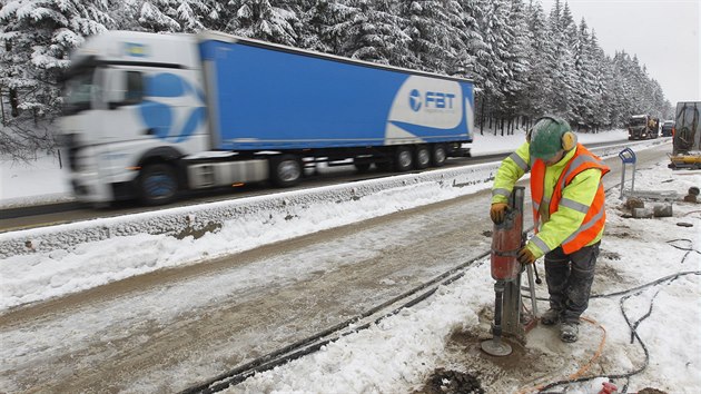 Dělníci začali s opravou dutin pod problémovým úsekem dálnice D1 mezi Humpolcem a Větrným Jeníkovem. 