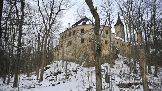 Od května 2017 běží v několika etapách rekonstrukce loveckého hradu Roštejn v lesích u Telče. Ta zahrnuje nejen obnovu hradních expozic, ale také opravy exteriéru včetně venkovních fasád a nádvoří. Až bude hotovo, má hrad vypadat jako před velkým požárem v roce 1915.