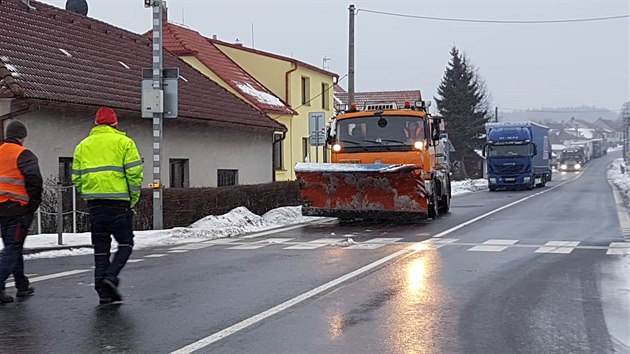 sek mezi Stonaovem a Hladovem je neprjezdn. Tvo se tu dlouh kolony.