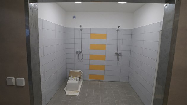 Nov protialkoholn zchytn stanice v Jihlav. M na dvech a oknech me a na pokojch to vypad stroze jako v pitevn. Vtina opilc na zchytkch bv agresivnch.