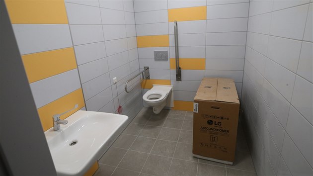 Nov protialkoholn zchytn stanice v Jihlav. M na dvech a oknech me a na pokojch to vypad stroze jako v pitevn. Vtina opilc na zchytkch bv agresivnch.