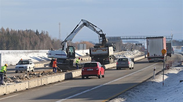 Na problmovm seku D1 mezi Humpolcem a Vtrnm Jenkovem zaala firma Eurovia CS pracovat ve stednm dlcm psu.