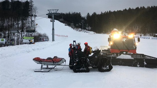 Hasiči a horská služba několik hodin evakuovali lyžaře z lanovky.