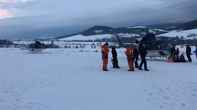 Hasiči a horská služba několik hodin evakuovali lyžaře z lanovky.