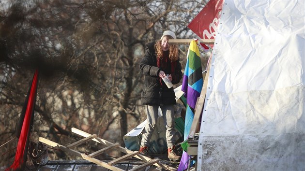Aktivisté i při pátečním vyklízení budovy Kliniky zůstali na střeše (11.1.2019)