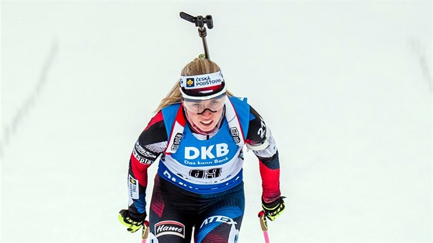 Eva Puskarkov m do cle sprintu biatlonistek v Oberhofu.