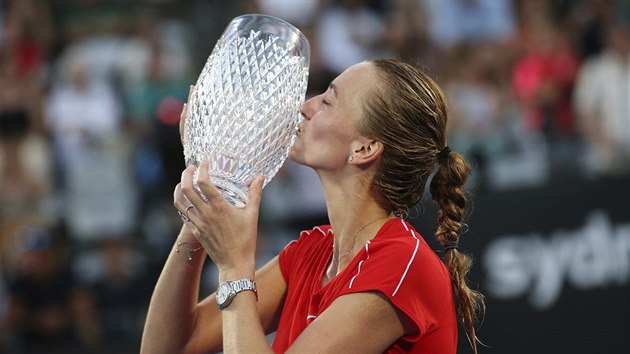 Petra Kvitov s trofej pro vtzku turnaje v Sydney.