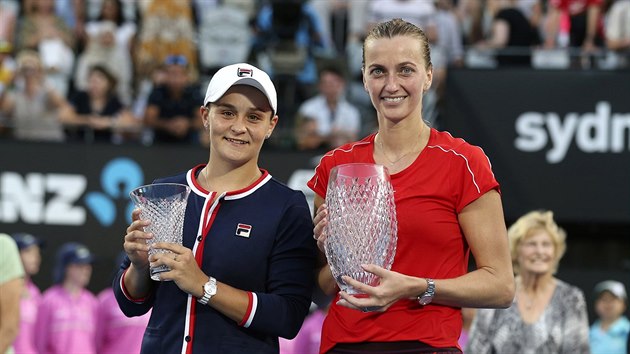 Vtzn Petra Kvitov (vpravo) s trofej pro vtzku turnaje v Sydney a poraen finalistka Ashleigh Bartyov.