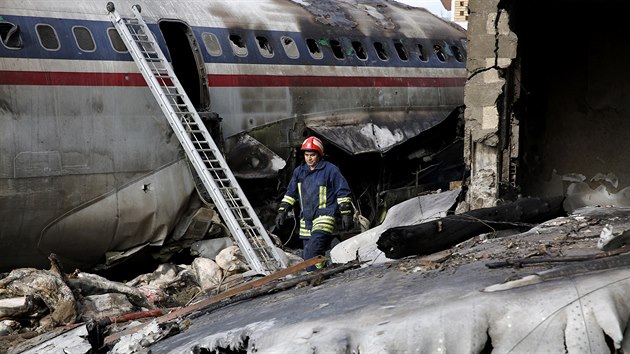 Na letiti pobl rnskho Tehernu spadlo nkladn letadlo s nkladem z Kyrgyzstnu. (14. ledna 2019)