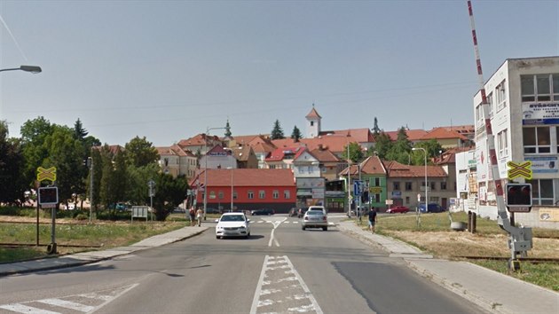 Frekventovan pejezd pes eleznin tra a vleku v Uherskm Brod.