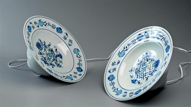 Funkční porcelánové reproduktory Zwiebelmuster Lautsprechersystem reagují na fenomén vystavování porcelánových talířů.