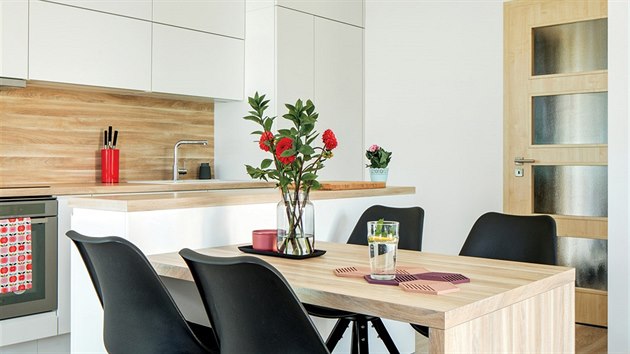 Pracovní deska kuchyňského ostrůvku i jídelní
stůl jsou ze stejného materiálu.Dekor dřeva ladí
s podlahou i s jednoduchou bílou linkou.