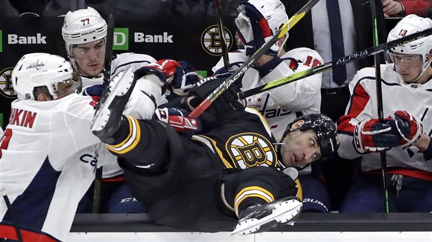 Zdeno Chra z Boston Bruins skonil na lavice soupee po hitu Alexandera Ovekina z Washington Capitals.