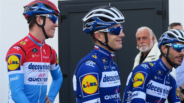 OPT MEZI SVMI. Petr Vako (uprosted) vyr na trnink tmu Deceuninck Quick-Step v Calpe, vlevo je lucembursk mistr Bob Jungels.