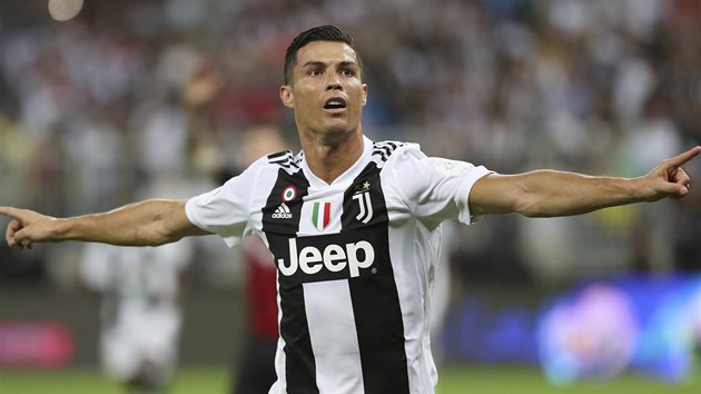 Cristiano Ronaldo z Juventusu Turn se raduje z glu v duelu italskho Superpohru s AC Miln.