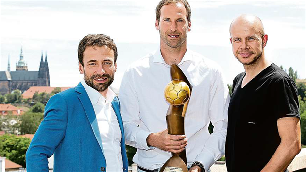 Petr ech s agentem Viktorem Kolem (vlevo) a Davidem Trvnkem, fem marketingov sekce agentury Sport Invest.