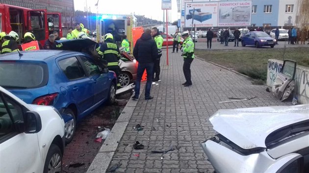 Nehoda v Modansk ulici v Praze 12. (10. 1. 2019)