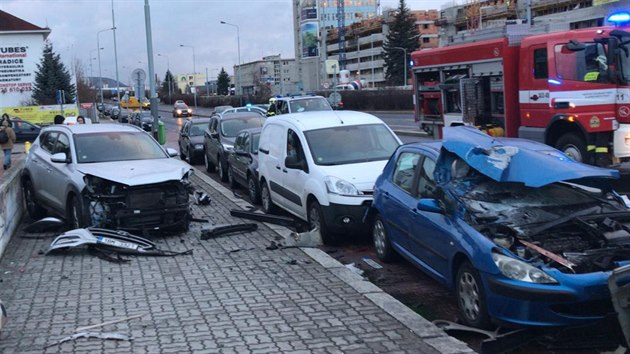 Nehoda v Modansk ulici v Praze 12. (10. 1. 2019)