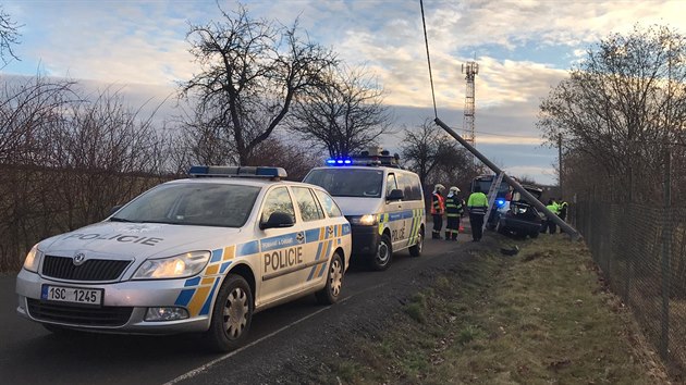 V Dolnch Beanech u Prahy narazilo auto do sloupu, posdka utekla. (17. 1. 2019)