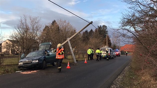 V Dolnch Beanech u Prahy narazilo auto do sloupu, posdka utekla. (17. 1. 2019)