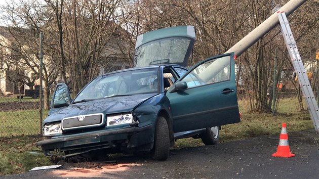 V Dolnch Beanech u Prahy narazilo auto do sloupu, posdka utekla. (17. 1. 2019)