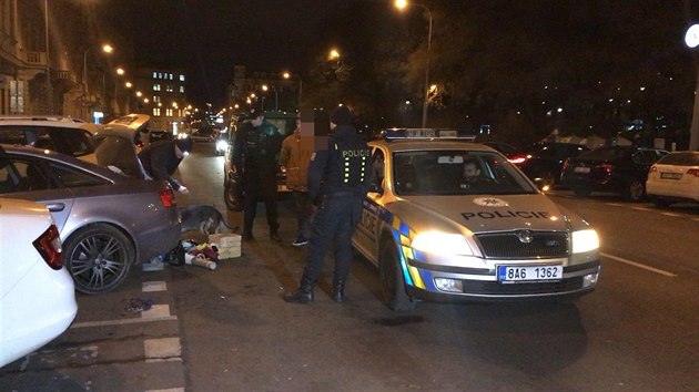 Auto u hlavnho ndra v Praze bylo pln atrap zbran, majitel mli u sebe drogy. (17. 1. 2019)