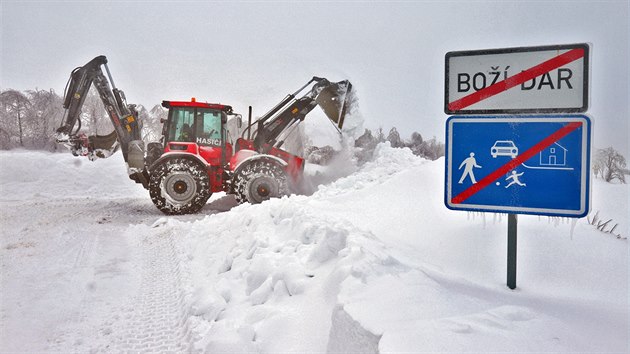 Msto Bo Dar trp pvaly snhu, na pomoc pijeli hasii ze Zbiroha a jejich naklada (traktorbagr) odklz snh u cedule Bo Dar (12. 1. 2019)