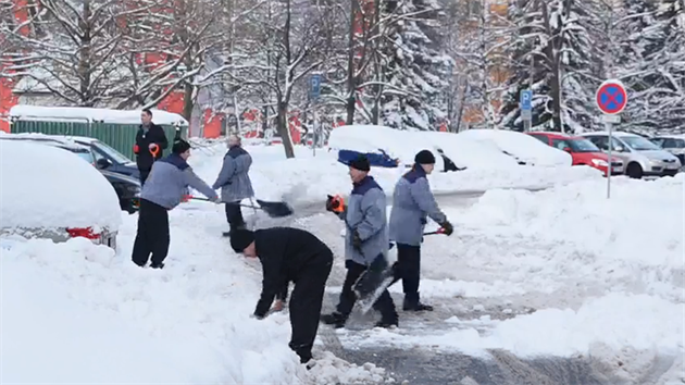 Snh pomhaj v Jablonci nad Nisou odklzet tak vzni