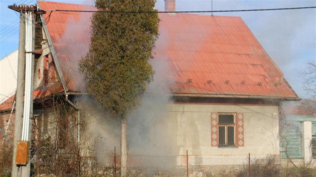 Hasii vyslan k poru rodinnho domu ve Velkm Tnci na Olomoucku nali uvnit seniorku bez znmek ivota.