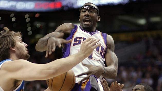 Amar Stoudemire z Phoenixu je faulovn v duelu s New Orleans, vlevo Aaron Gray, vpravo Marcus Thornton