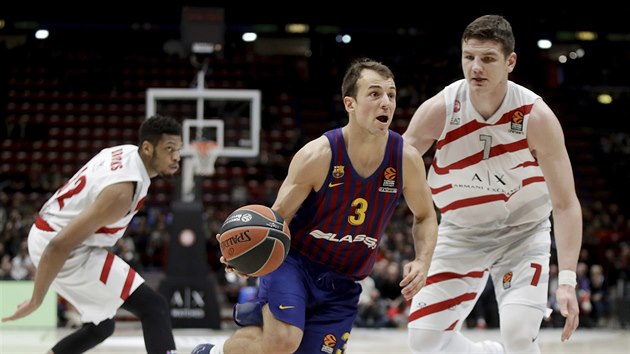 Kevin Pangos (3) z Barcelony obeel Jeffa Brookse (vlevo) z Milna a to kolem jeho spoluhre Arturase Gudaitise.