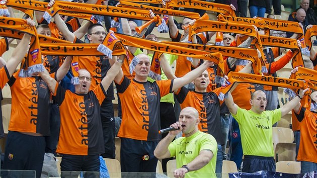 Fanouci polskho klubu Artego Bydgoszcz pi utkn s hrkami Nymburka.
