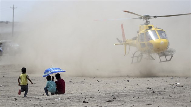 Helikoptra pistv v cli etapy na Rallye Dakar.