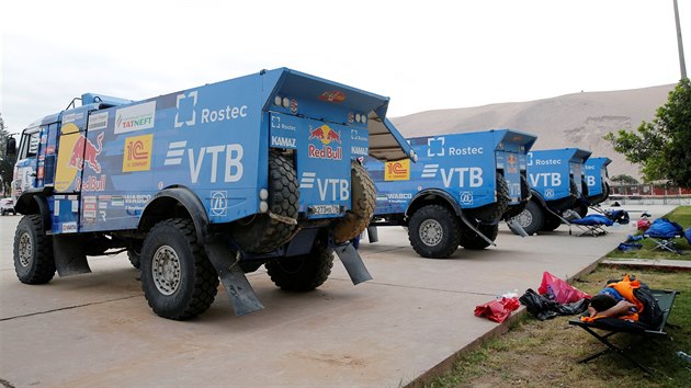 Pohled na kamiony Kamaz Master teamu pe ptou etapou Dakaru.