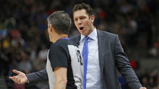 Luke Walton, trenr LA Lakers, se pe s rozhodm Scottem Fosterem.