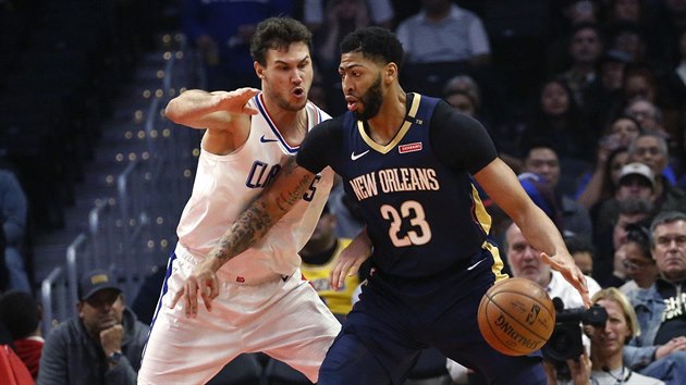 Anthony Davis (vpravo) z New Orleans to kolem Danila Gallinariho z LA Clippers.