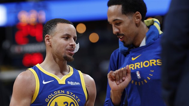 Shaun Livingston (vpravo) a Stephen Curry oslavuj kanondu Golden State v Denveru.