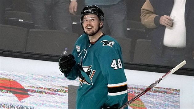 Tomá� Hertl ze San Jose slaví t�etí gól v zápase s Pittsburghem.