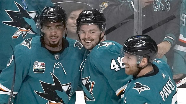 Tom Hertl (uprosted) ze San Jose slav s Evanderem Kanem (9) a Joem Pavelskm (8).