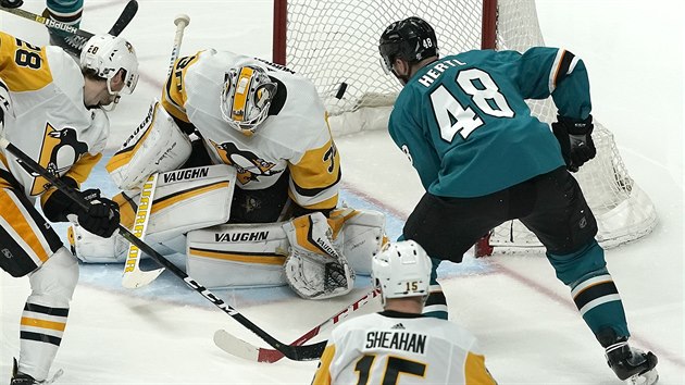 Tom Hertl (48) ze San Jose skruje proti Pittsburghu, pekonal Matta Murrayho.