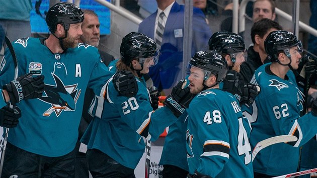 Tom Hertl (48) oslavuje se spoluhri ze San Jose svou trefu.