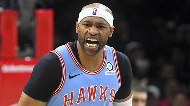 Vince Carter z Atlanty slav trojku proti Oklahoma City.