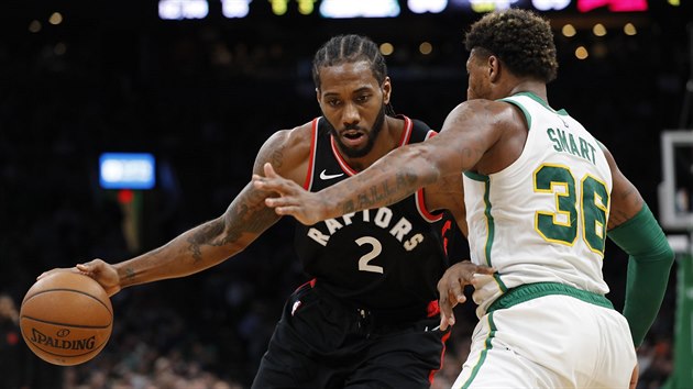 Kawhi Leonard (vlevo) z Toronta to kolem Marcuse Smarta z Bostonu.