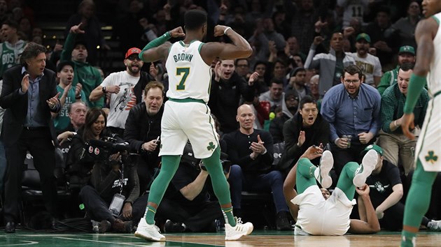 Jaylen Brovn slav s bostonskmi spoluhri a fanouky, na palubovce Al Horford.